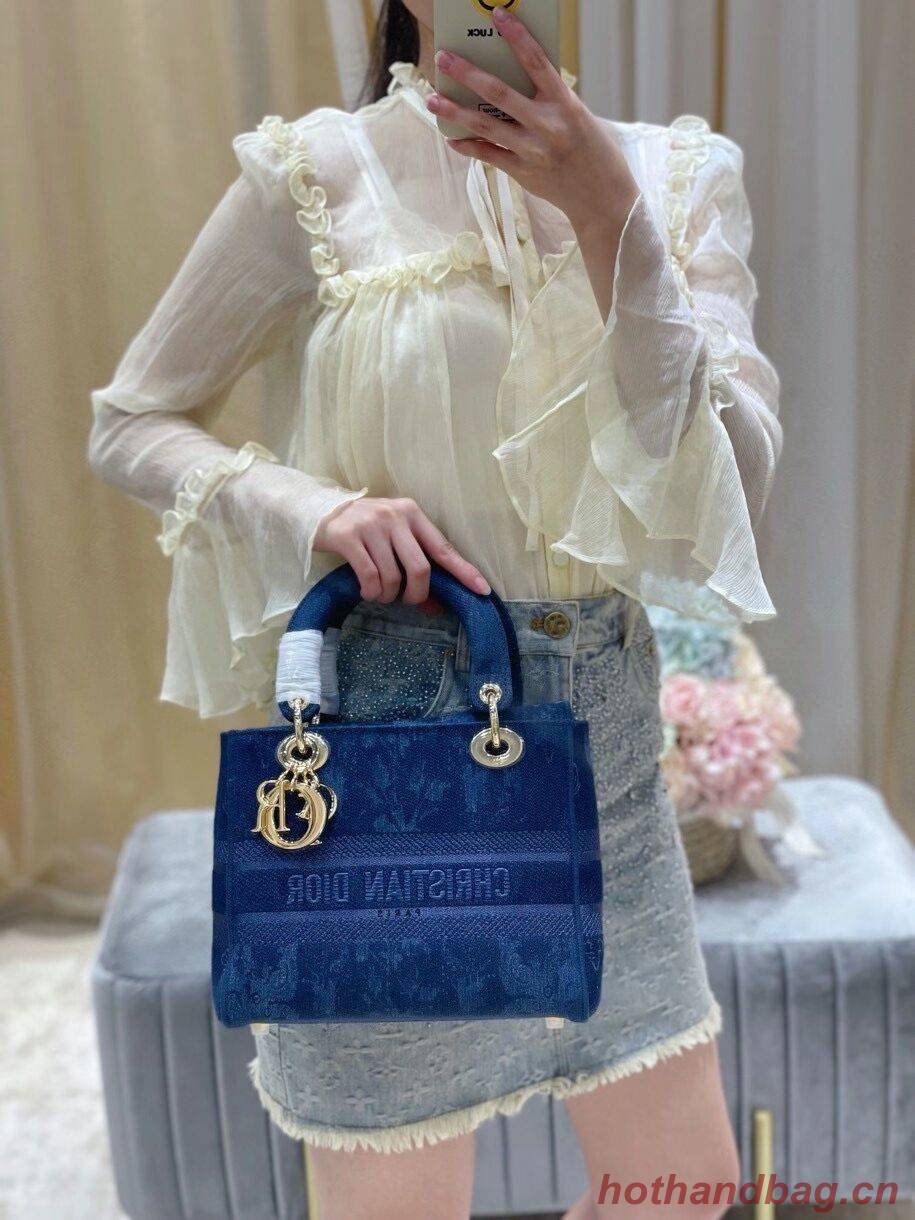 MEDIUM LADY D-LITE BAG Blue Dior Flowers Embroidered Denim M0565OJA MEDIUM LADY D-LITE BAG Blue Dior Flowers Embroidered Denim M0565OJA