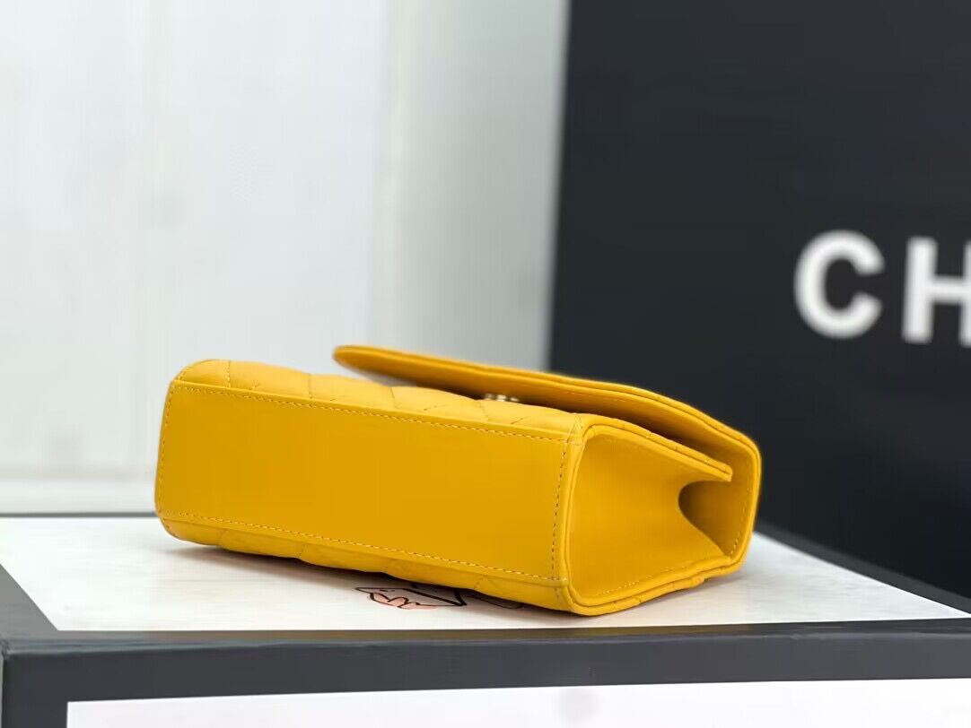 CHANEL 22B Kelly Pearl Top Handle Bag AP3513 Yellow CHANEL 22B Kelly Pearl Top Handle Bag AP3513 Yellow