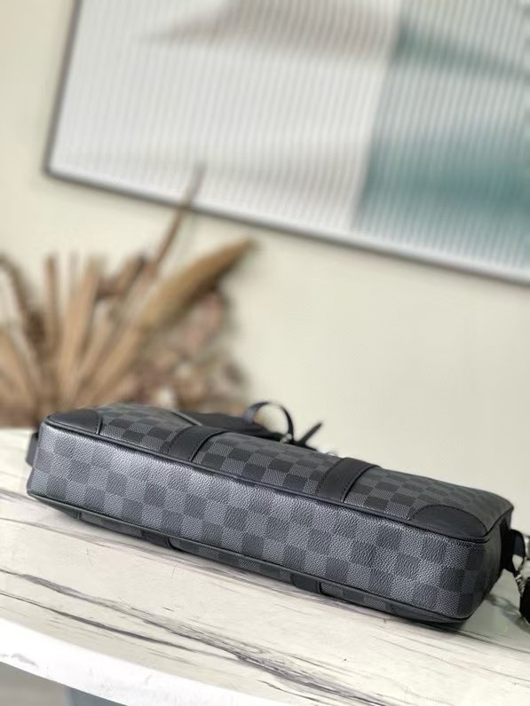 Louis Vuitton Porte-Documents Voyage PM N40445 black