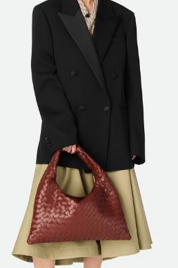 Bottega Veneta Hop Shoulder bag with Intrecciato craftsmanship in calf leather 796262 Sapele