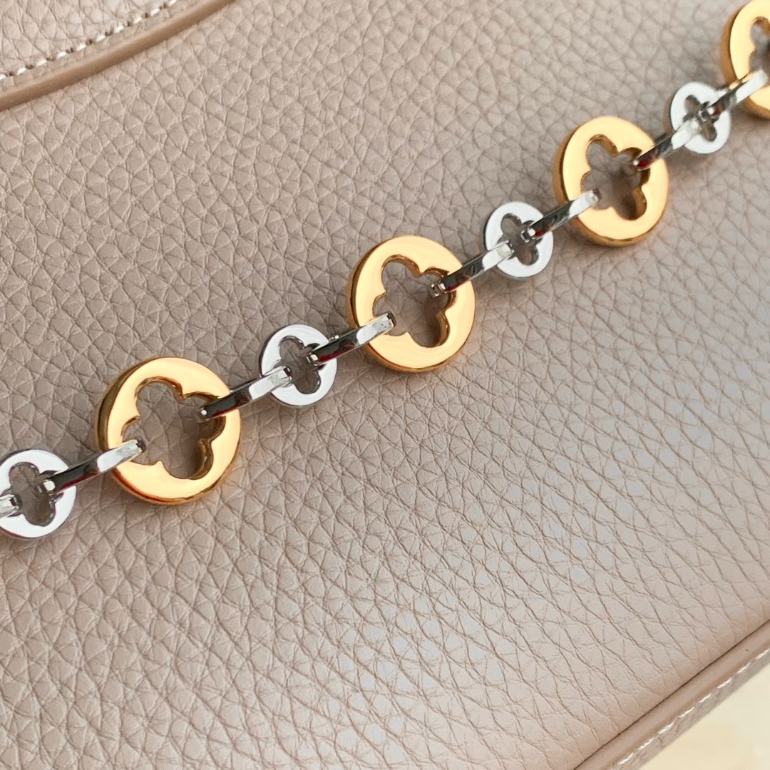 Louis Vuitton Capucines MM M12935 Galet Gray