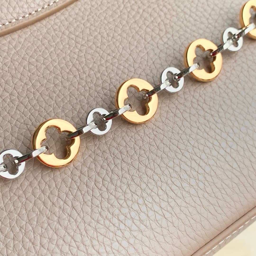 Louis Vuitton Capucines MM M12935 Galet Gray