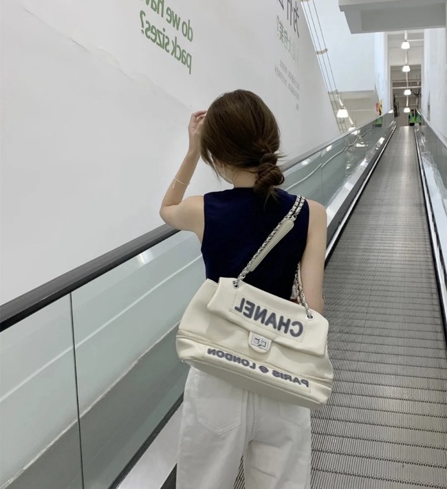 CHANEL Lambskin Shoulder Bags 9902 white&black