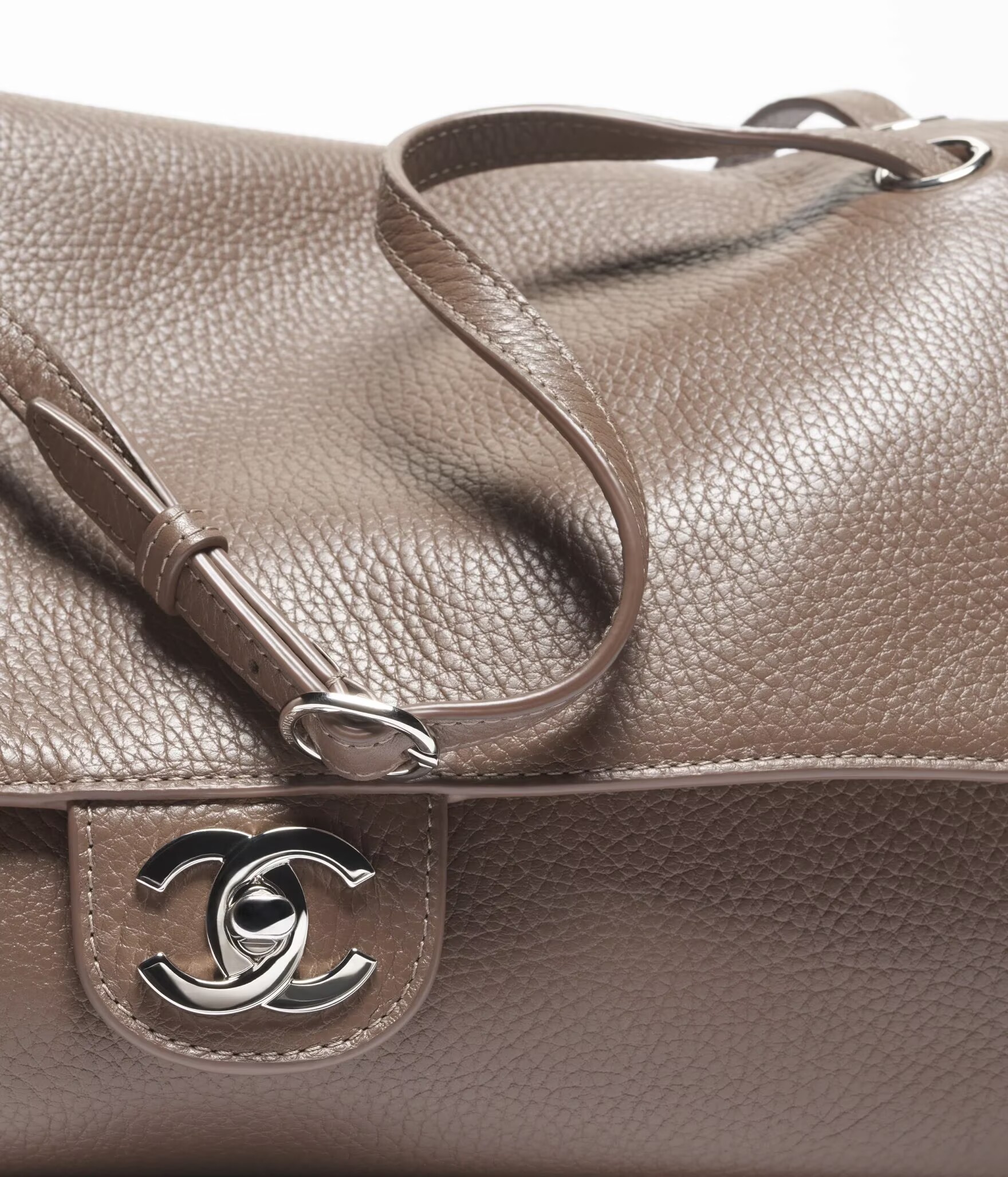 Chanel SPRING SUMMER 2026 MAXI FLAP BAG Grained Calfskin & Sliver-Tone Metal Light Brown AS6231