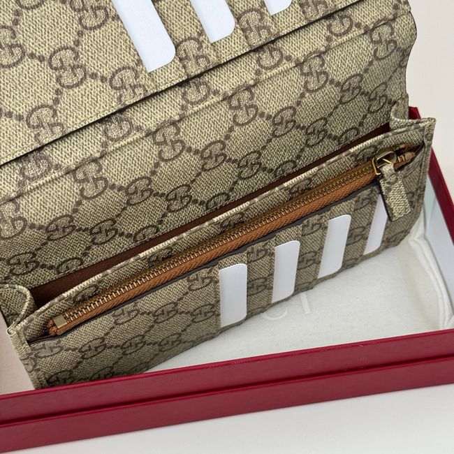 Gucci GG Emblem wallet 818955-7
