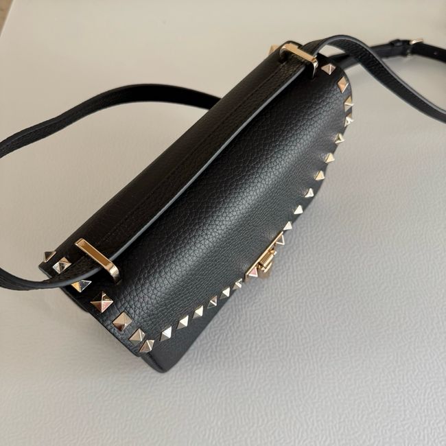 VALENTINO ROCKSTUD Small grained calfskin Shoulder Bag B0T76 black VALENTINO ROCKSTUD Small grained calfskin Shoulder Bag B0T76 black