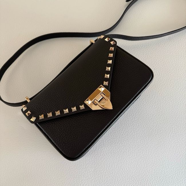 VALENTINO ROCKSTUD Small grained calfskin Shoulder Bag B0T76 black VALENTINO ROCKSTUD Small grained calfskin Shoulder Bag B0T76 black