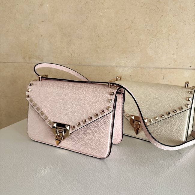 VALENTINO ROCKSTUD Small grained calfskin Shoulder Bag B0T76 pink