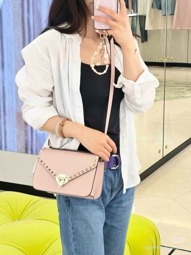 VALENTINO ROCKSTUD Small grained calfskin Shoulder Bag B0T76 pink