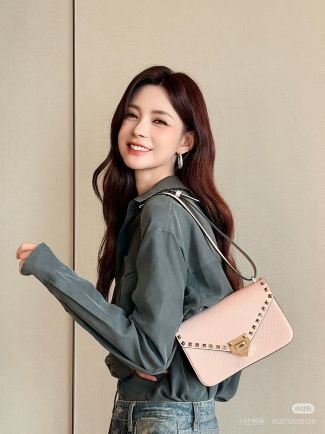 VALENTINO ROCKSTUD Small grained calfskin Shoulder Bag B0T76 pink