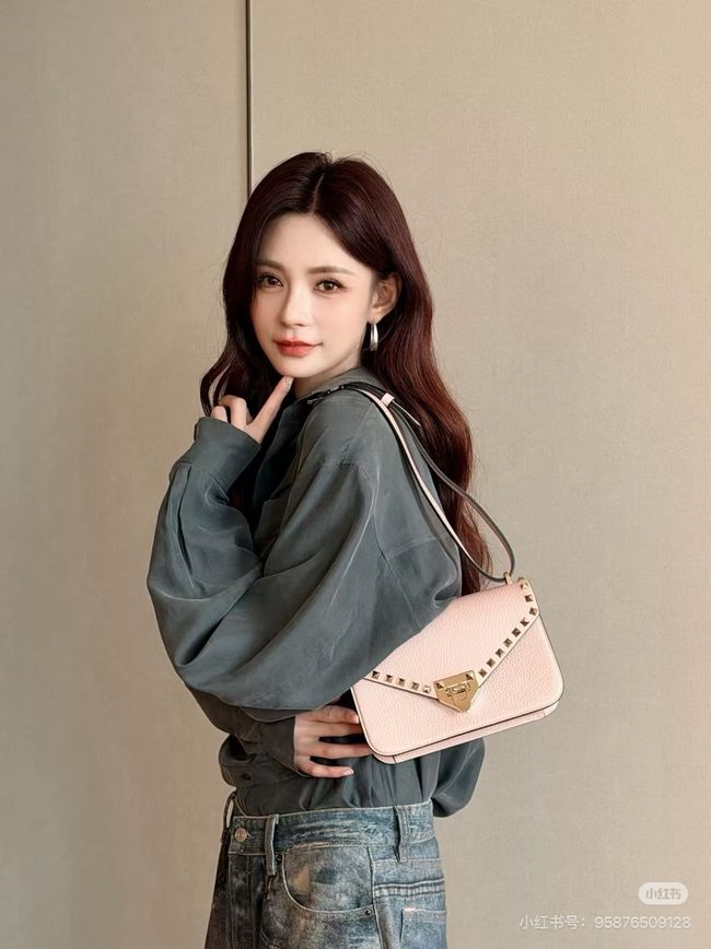 VALENTINO ROCKSTUD Small grained calfskin Shoulder Bag B0T76 pink